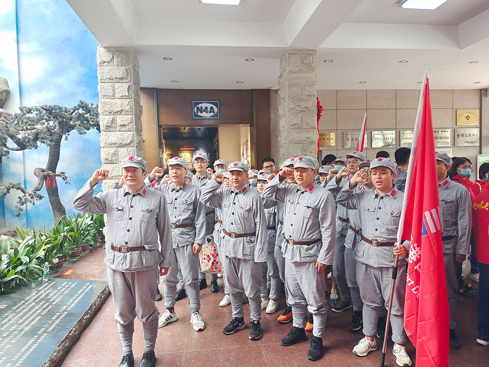 4港口发展机关支部结合供给链支部赴句容茅山新四军留想馆发展党史教育活动。在新四军留想馆展馆大厅，整个党员面对党旗，高举右手沉温入党誓词，再次体味作为一名共产党员的责任感和使命感。.jpg
